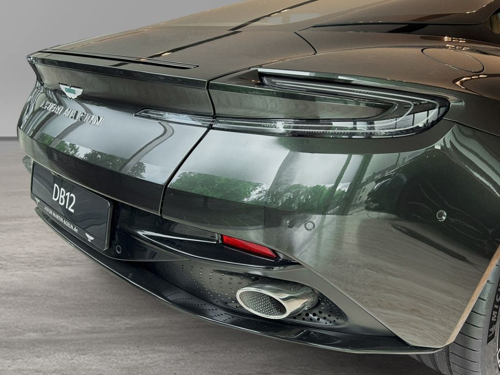 Aston Martin DB12 2024