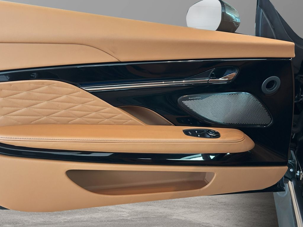 Aston Martin DB12 2024