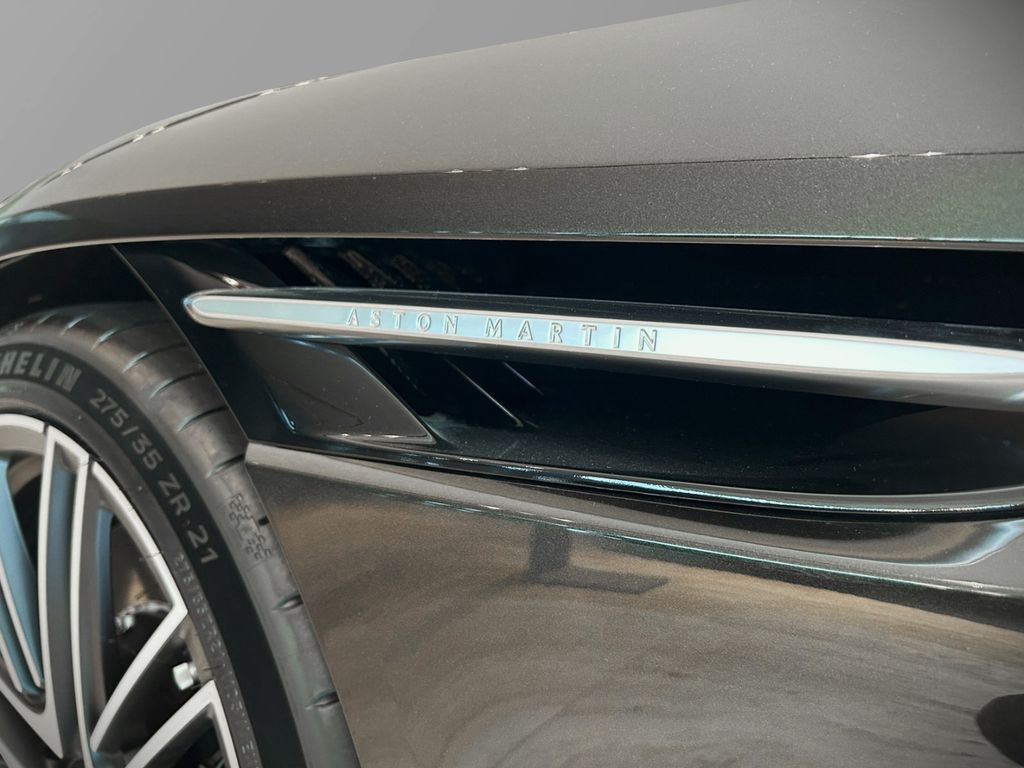 Aston Martin DB12 2024