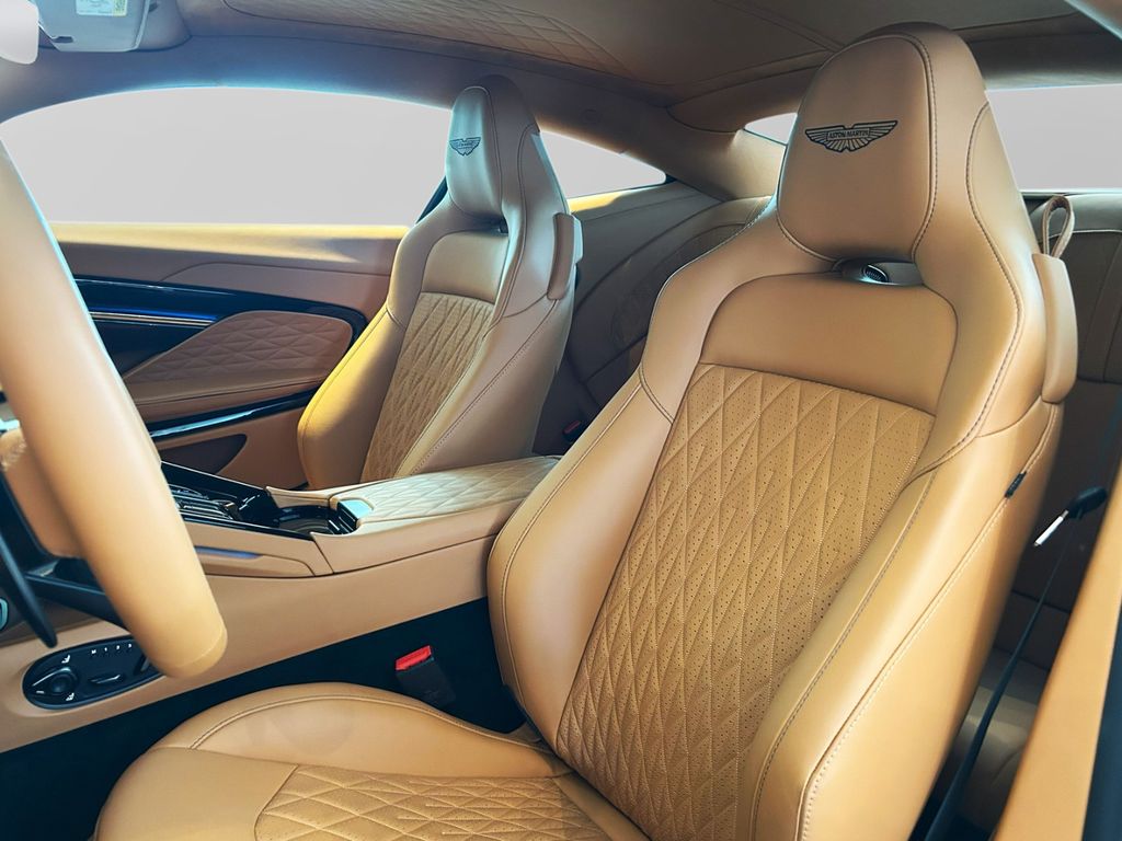 Aston Martin DB12 2024