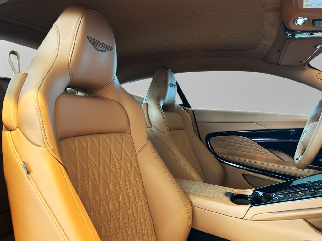 Aston Martin DB12 2024