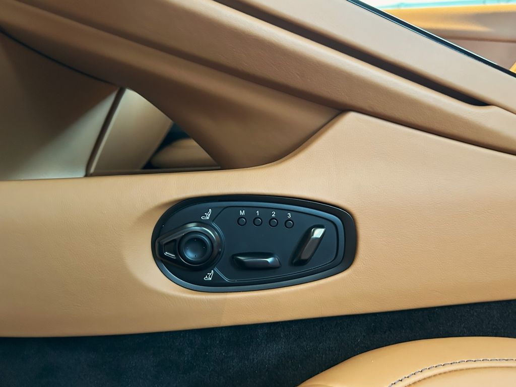 Aston Martin DB12 2024