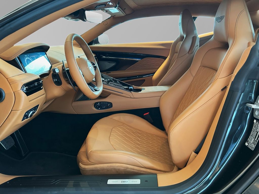 Aston Martin DB12 2024
