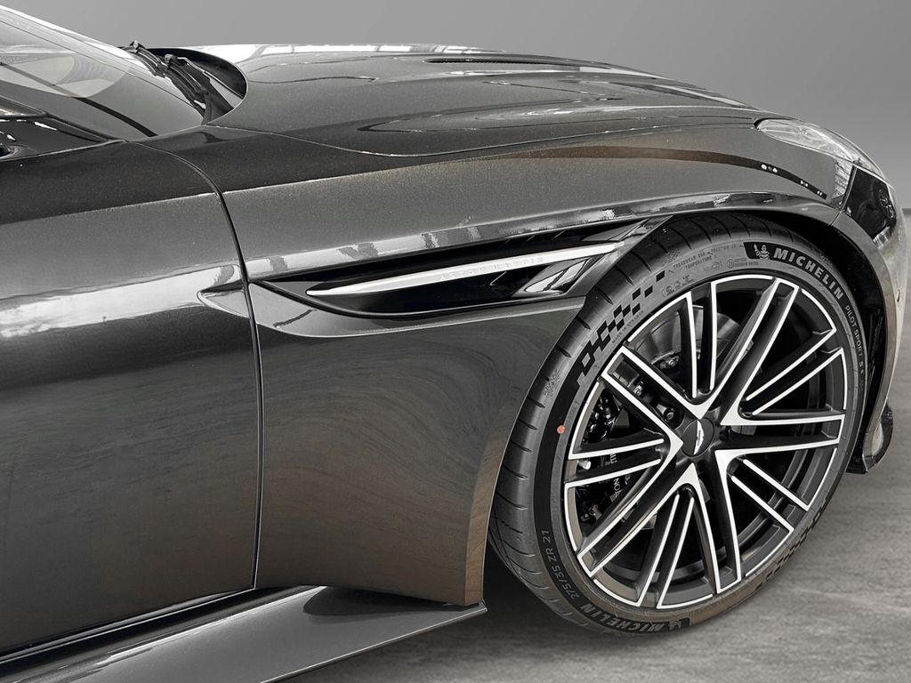 Aston Martin DB12 2024