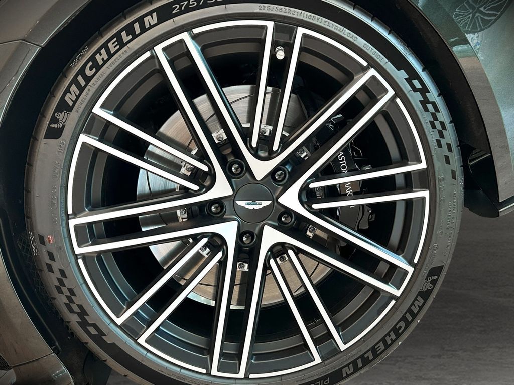 Aston Martin DB12 2024