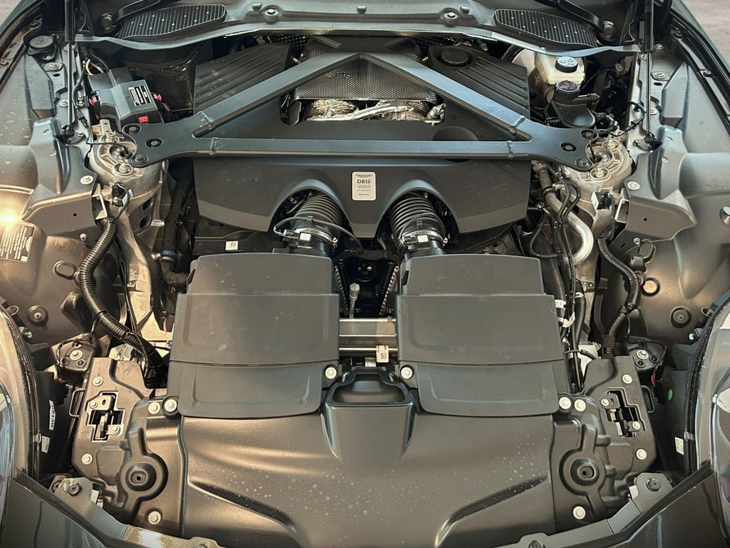 Aston Martin DB12 2024