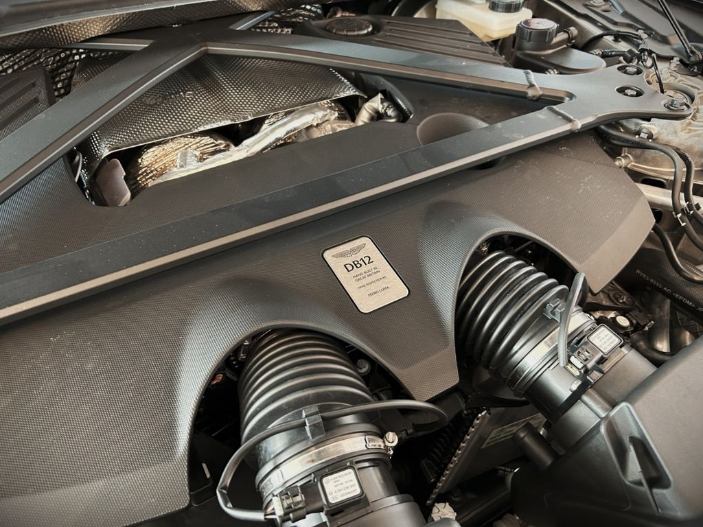 Aston Martin DB12 2024