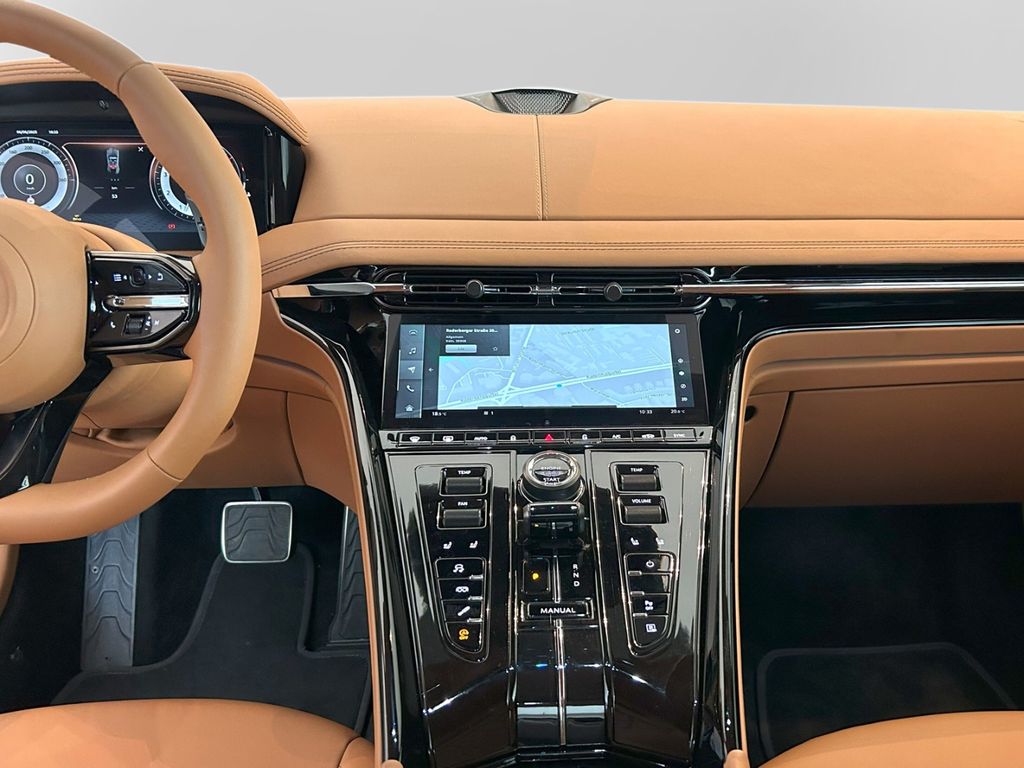 Aston Martin DB12 2024