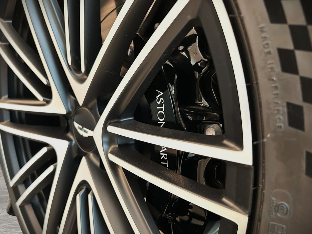 Aston Martin DB12 2024