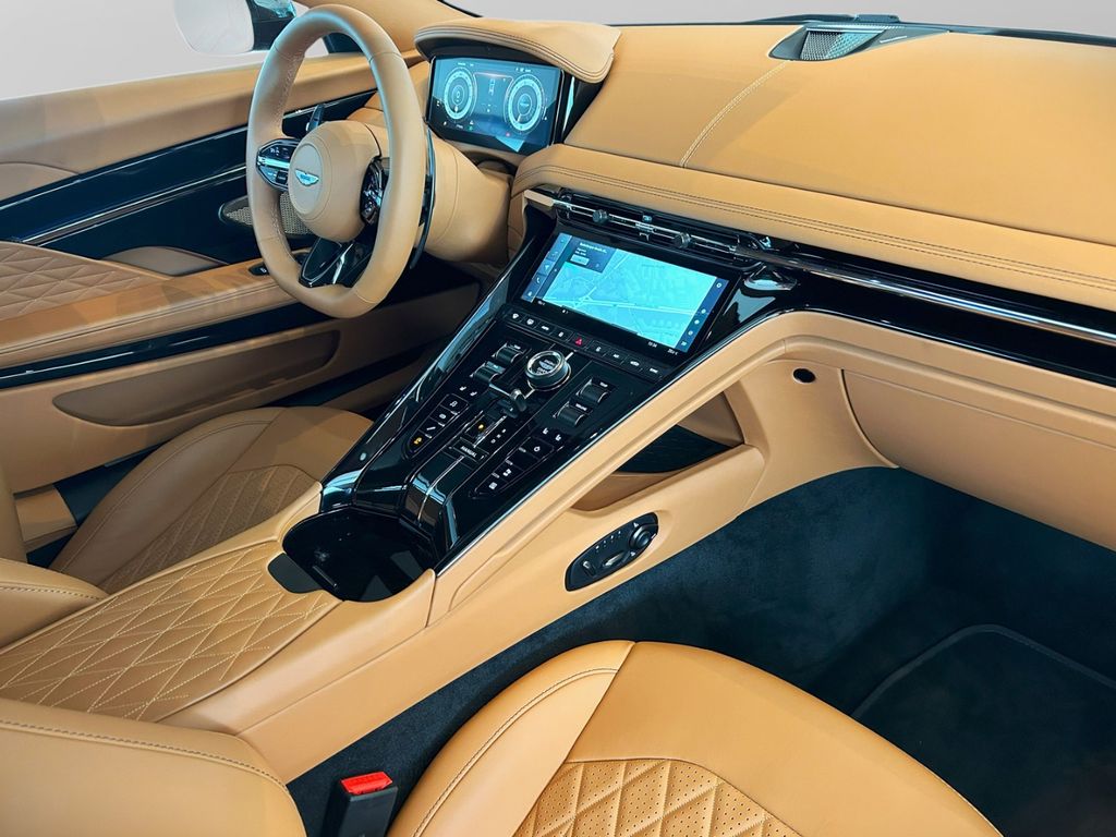 Aston Martin DB12 2024