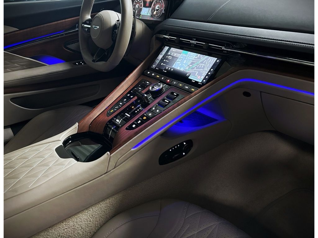 Aston Martin DB12 2024