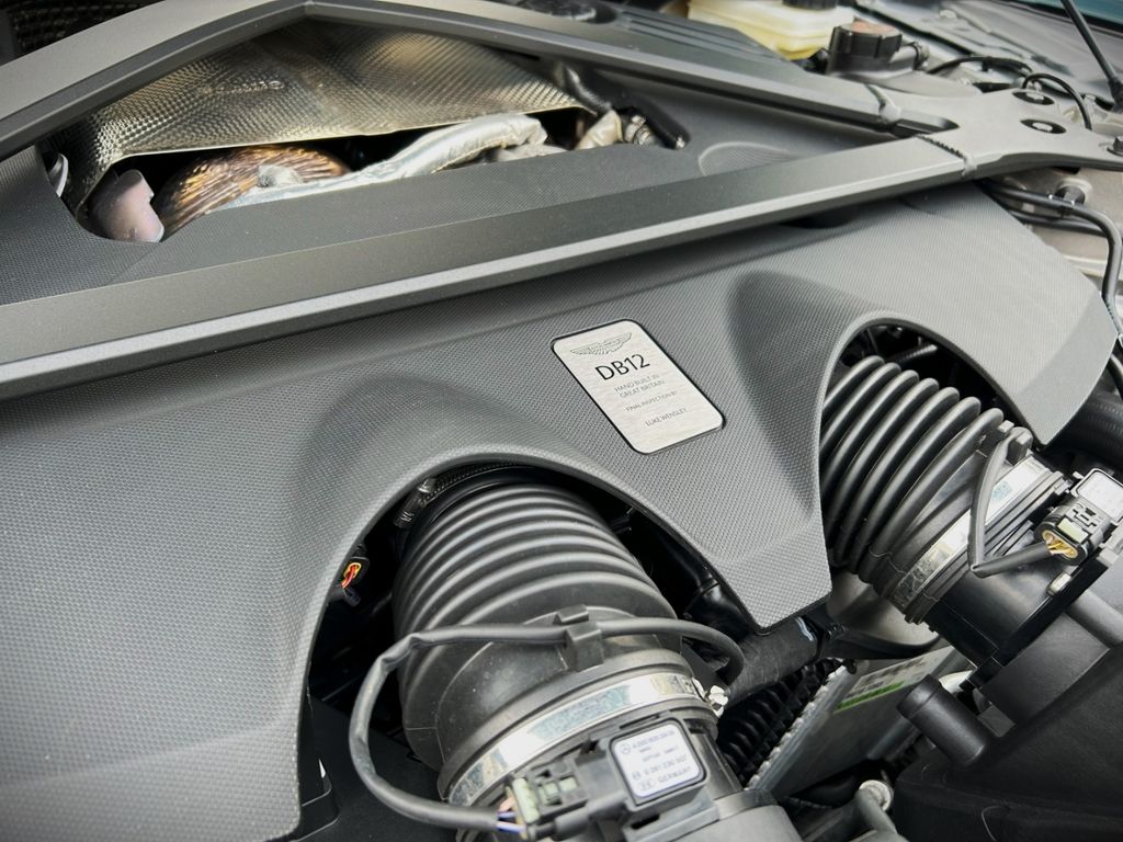 Aston Martin DB12 2024