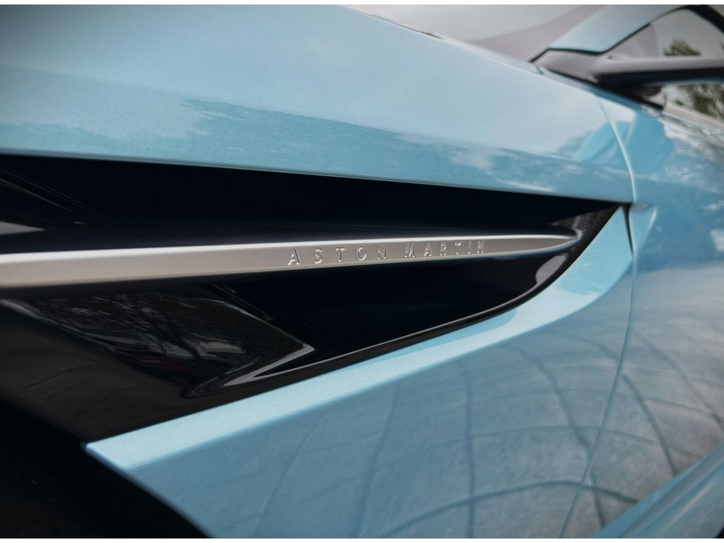 Aston Martin DB12 2024