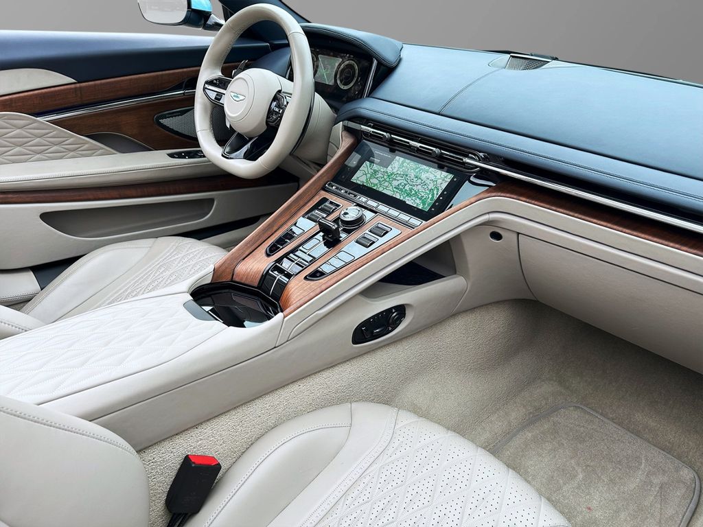 Aston Martin DB12 2024
