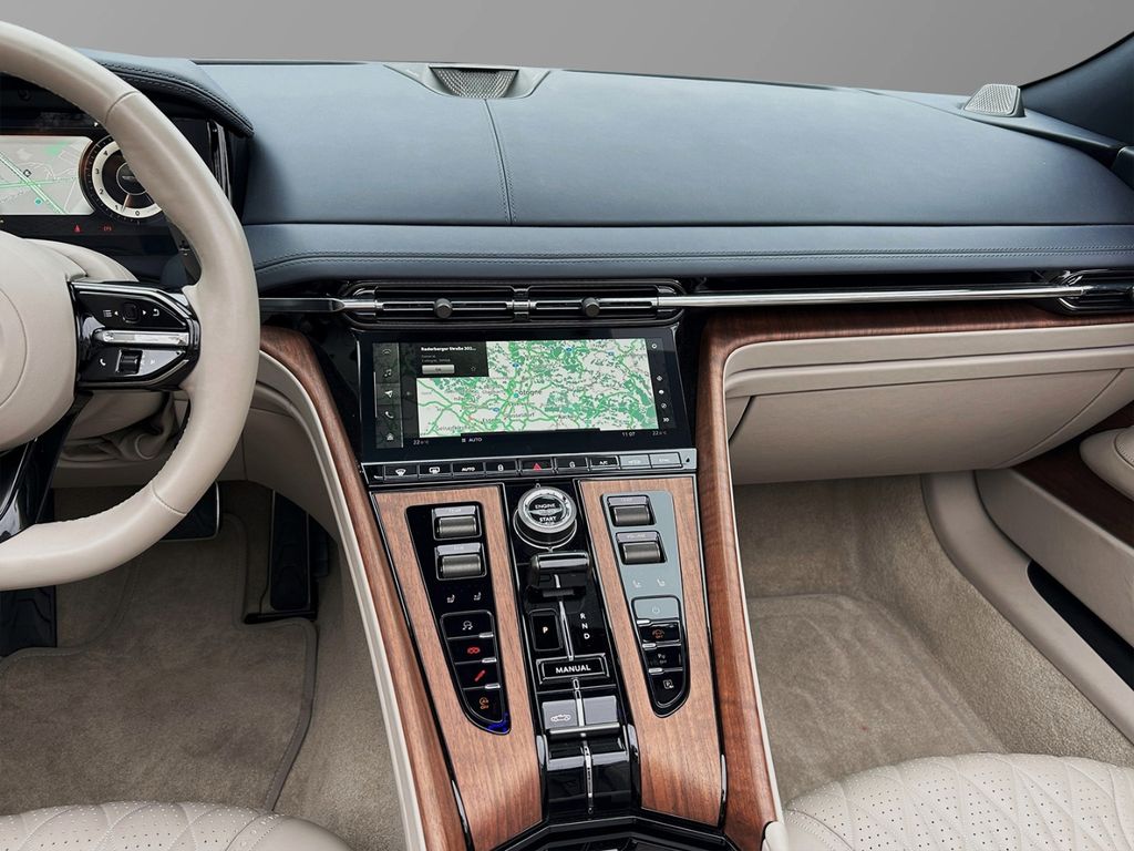 Aston Martin DB12 2024