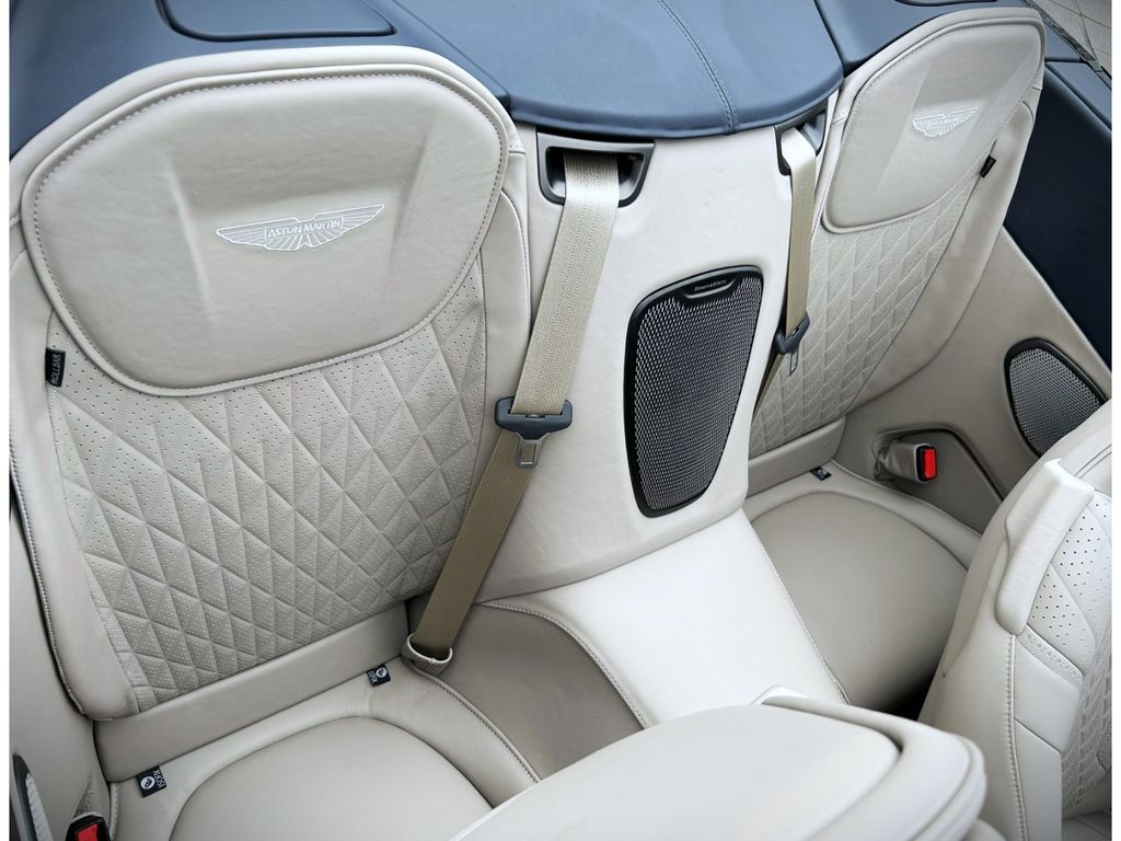 Aston Martin DB12 2024