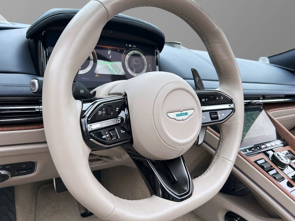 Aston Martin DB12 2024