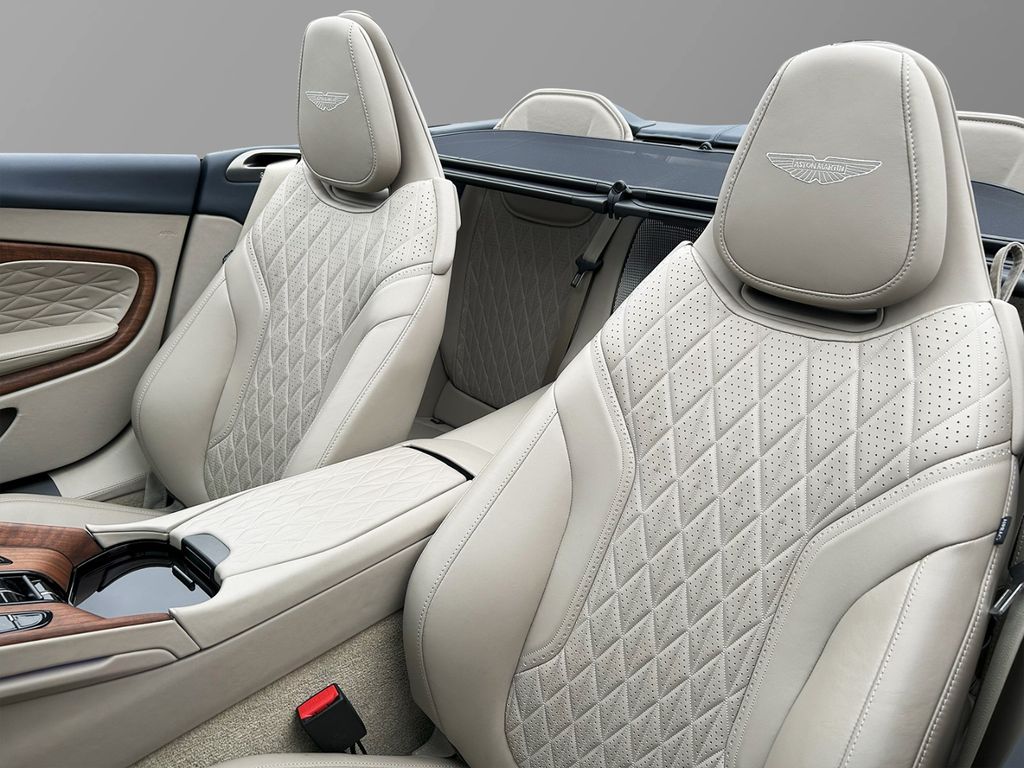 Aston Martin DB12 2024