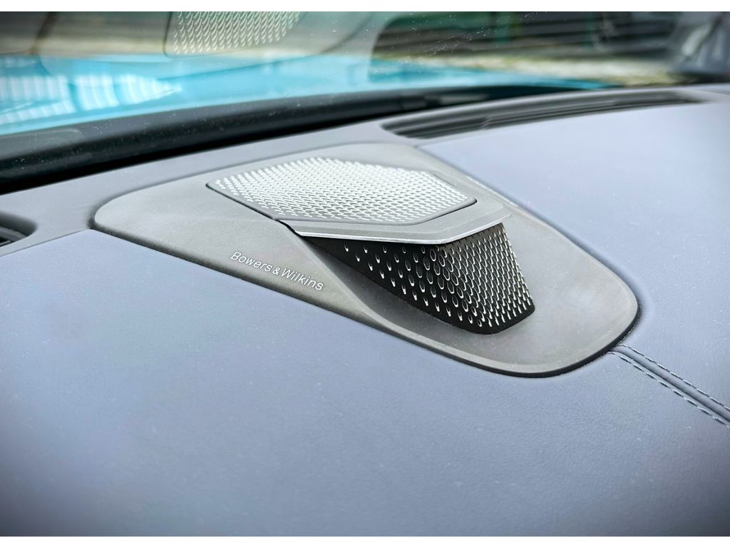 Aston Martin DB12 2024