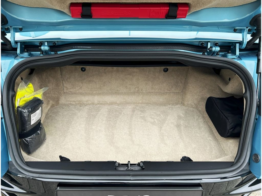 Aston Martin DB12 2024