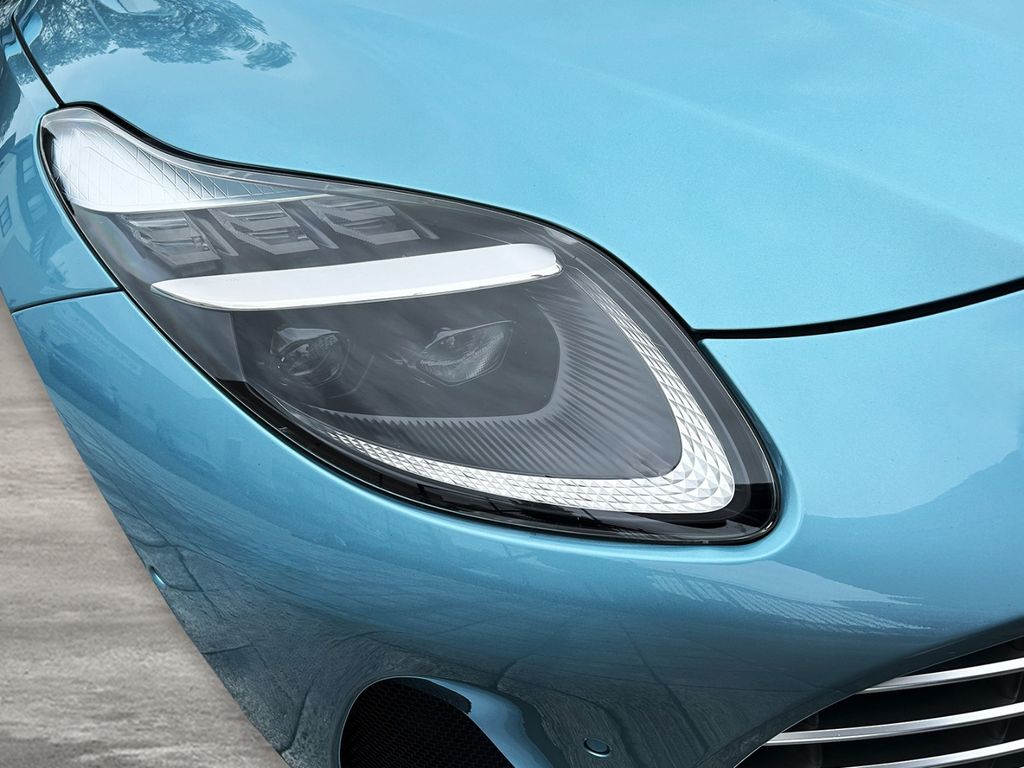 Aston Martin DB12 2024