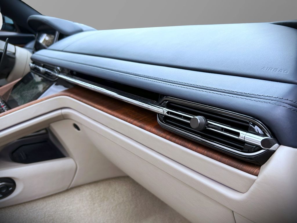 Aston Martin DB12 2024