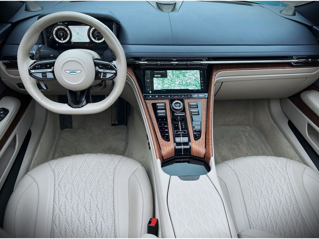 Aston Martin DB12 2024