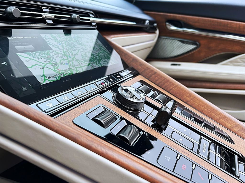 Aston Martin DB12 2024