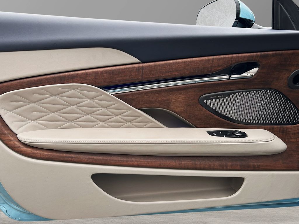 Aston Martin DB12 2024