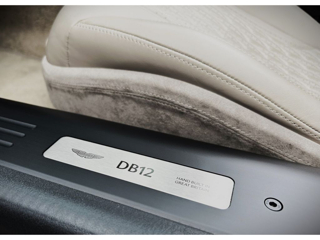 Aston Martin DB12 2024