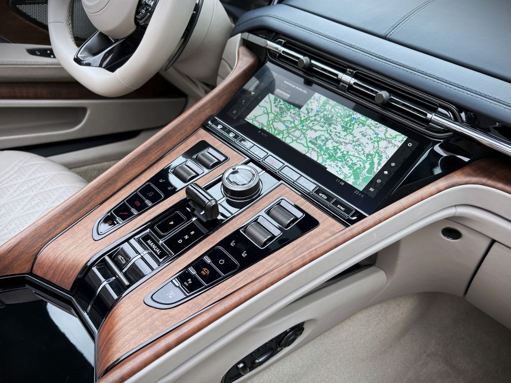 Aston Martin DB12 2024