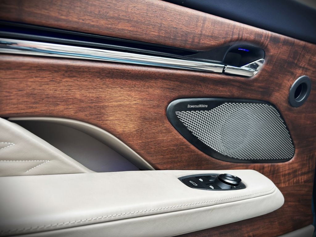 Aston Martin DB12 2024