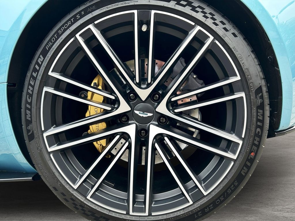 Aston Martin DB12 2024