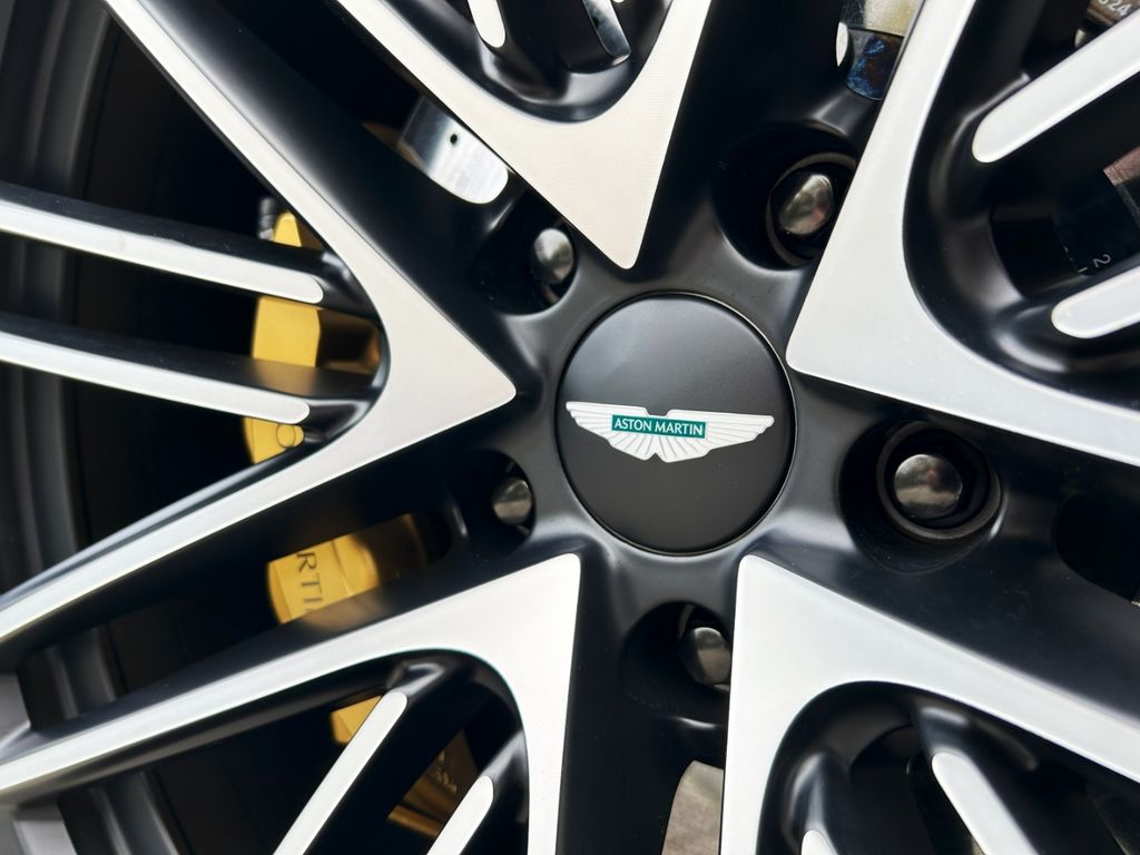 Aston Martin DB12 2024