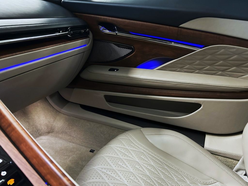 Aston Martin DB12 2024