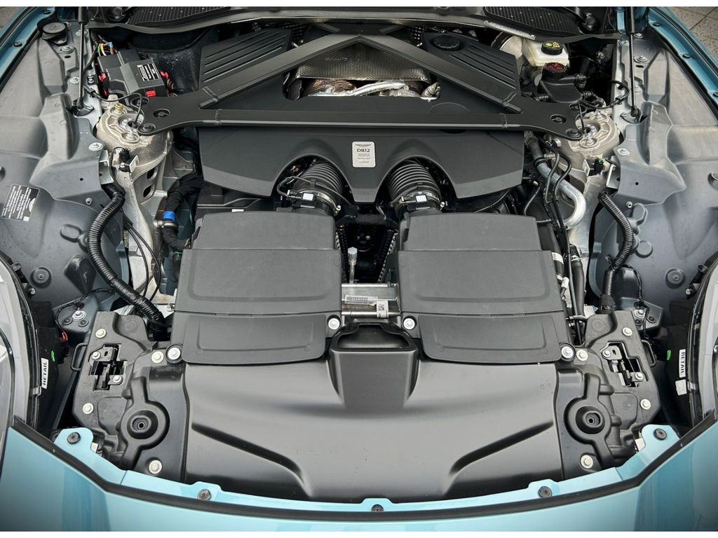 Aston Martin DB12 2024
