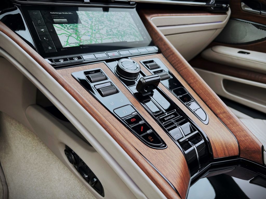 Aston Martin DB12 2024