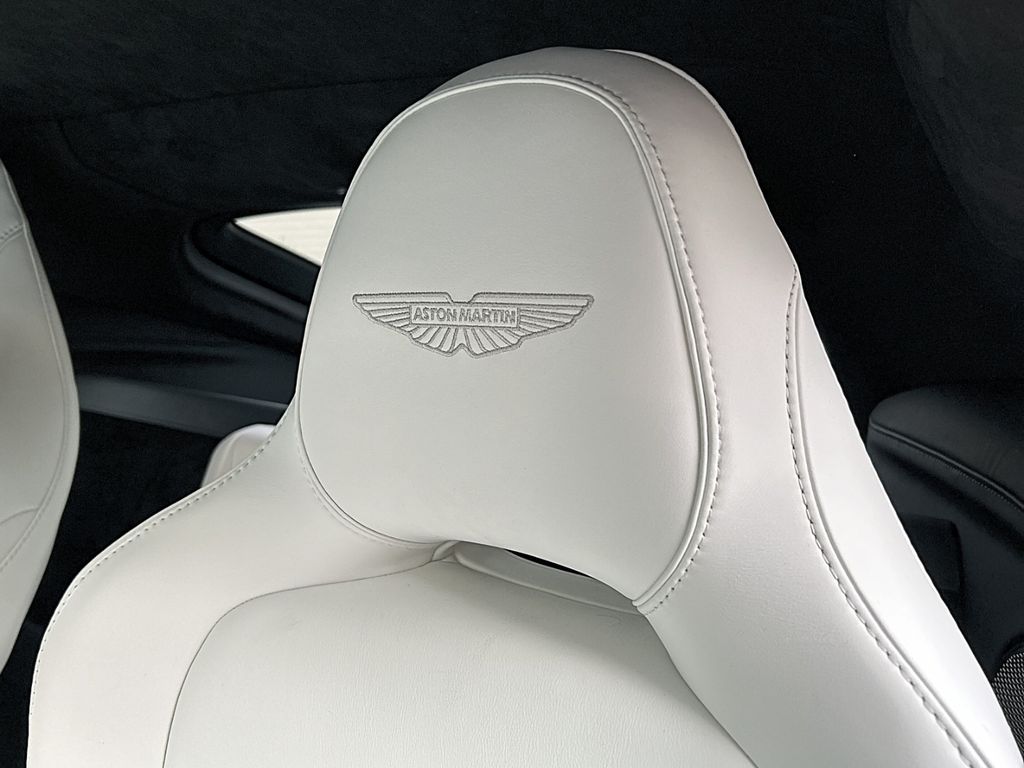 Aston Martin V8 Vantage 2024