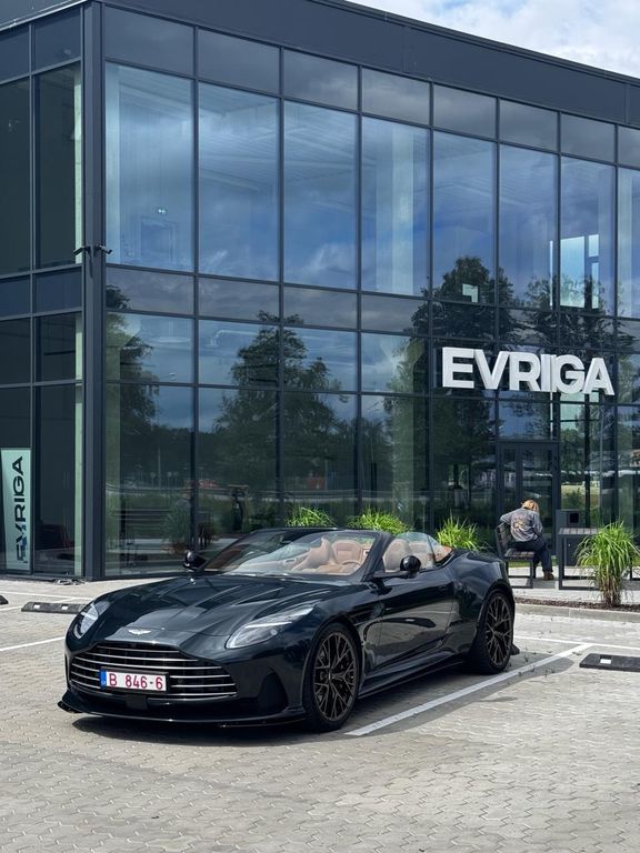 Aston Martin DB12 2025