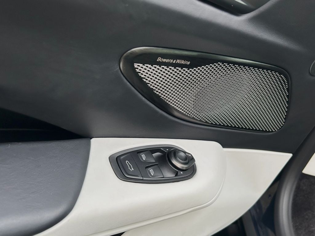 Aston Martin V8 Vantage 2024