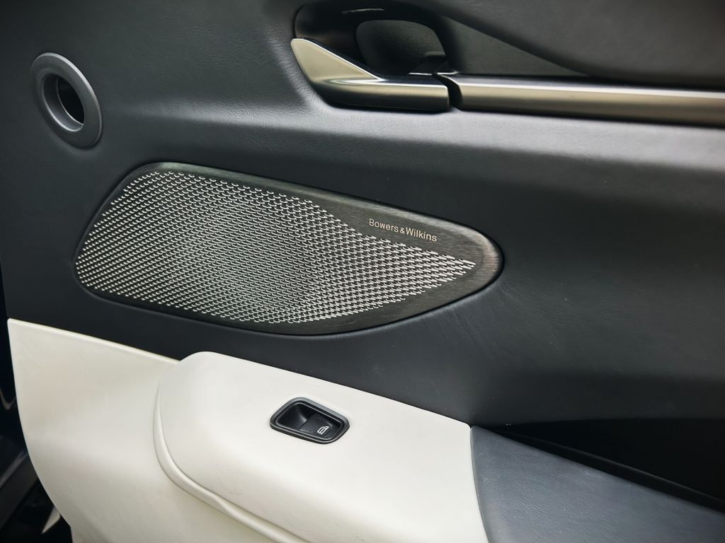 Aston Martin V8 Vantage 2024