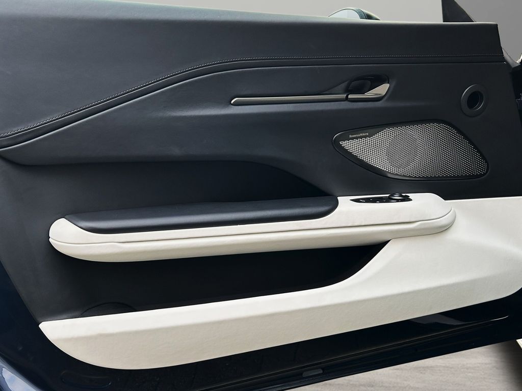 Aston Martin V8 Vantage 2024