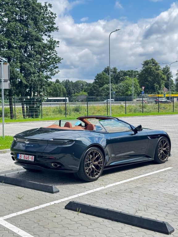 Aston Martin DB12 2025