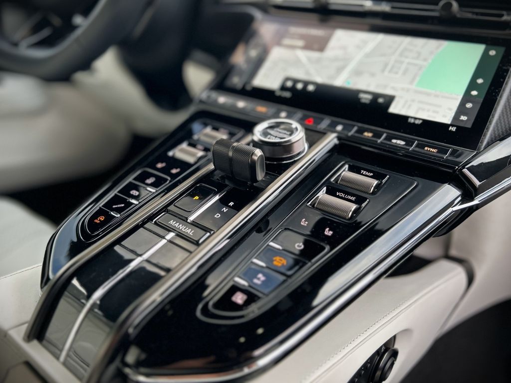 Aston Martin V8 Vantage 2024