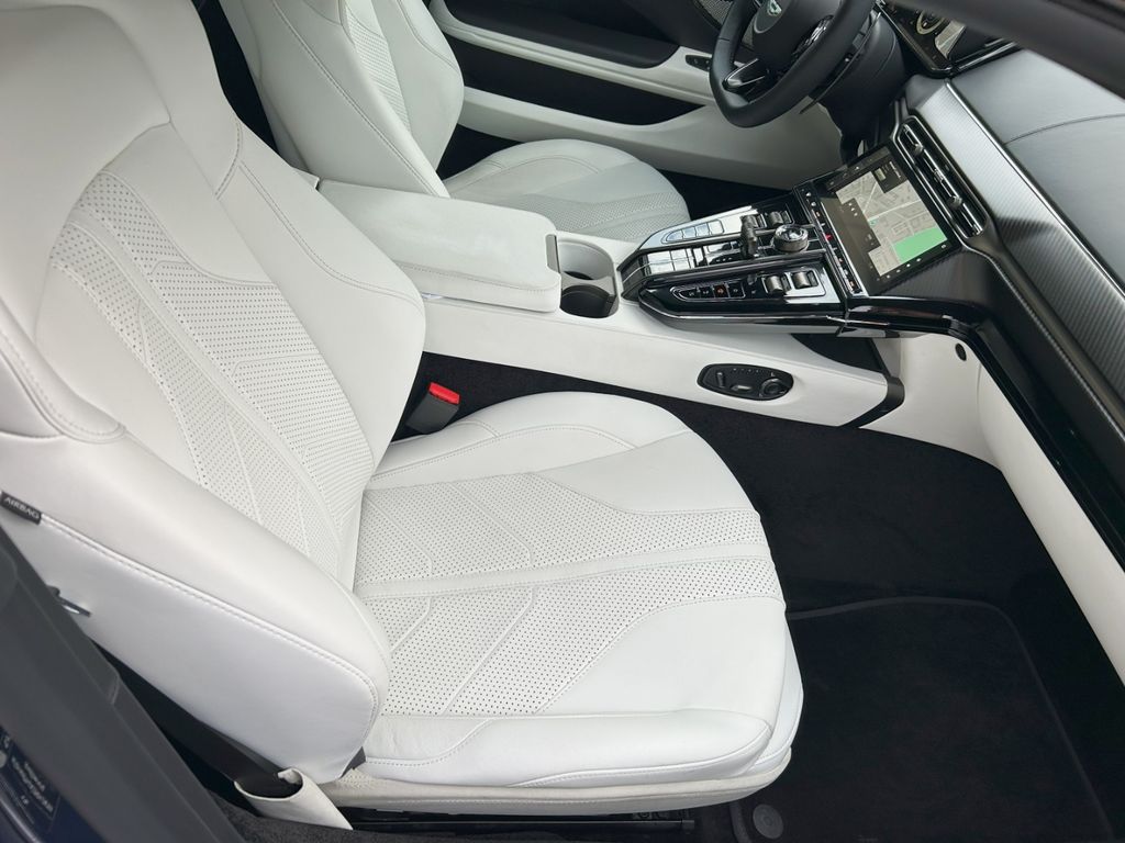 Aston Martin V8 Vantage 2024