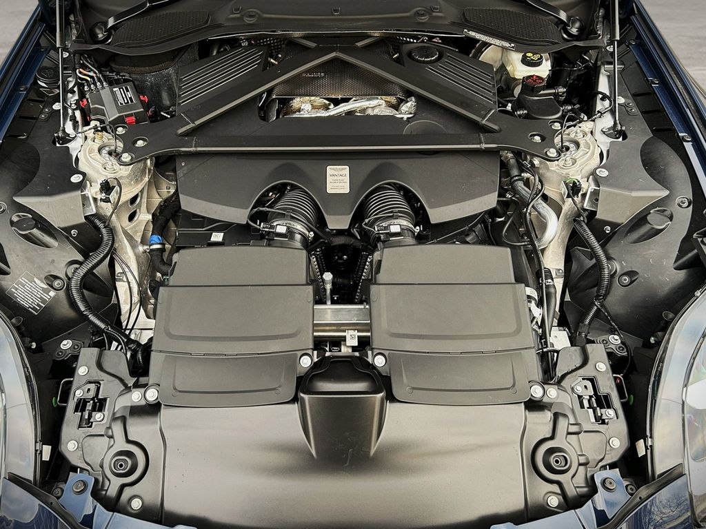 Aston Martin V8 Vantage 2024