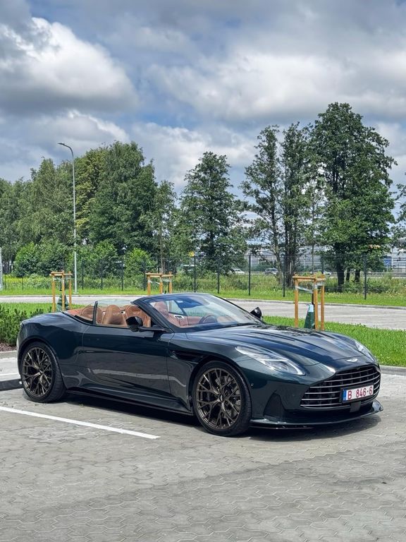 Aston Martin DB12 2025