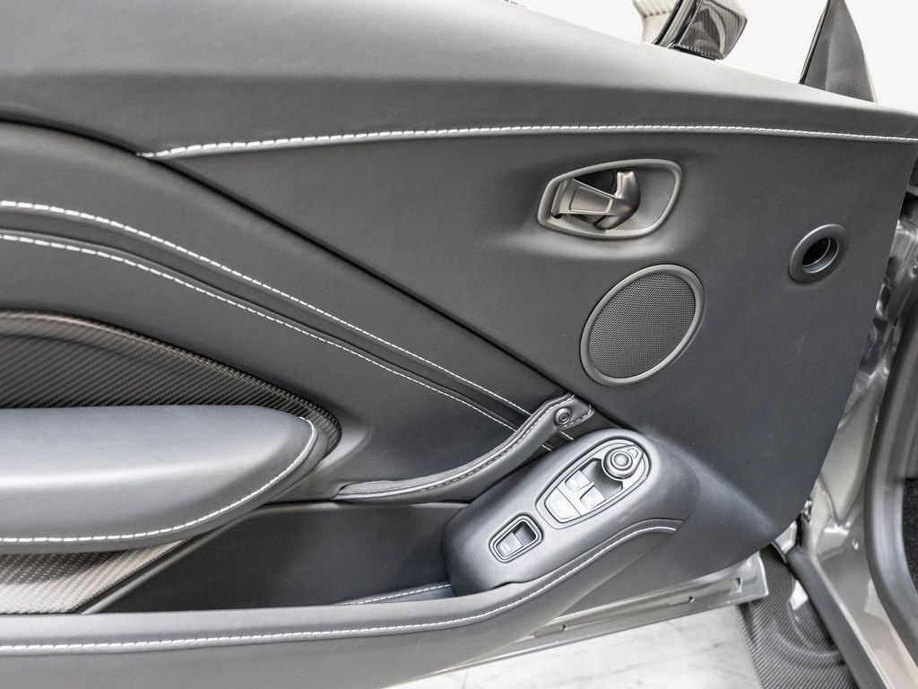 Aston Martin V12 Vantage 2024