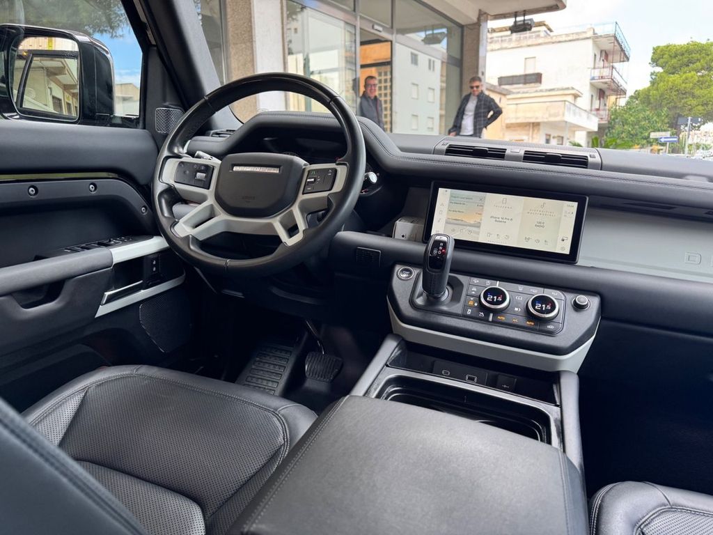 Land Rover Defender 2023