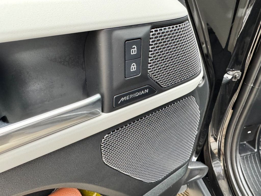 Land Rover Defender 2023